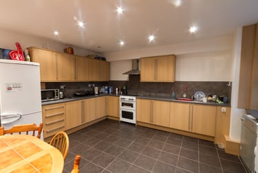 6 bed house, Royal park road, Hyde park, Leeds, LS61HW - Image 2